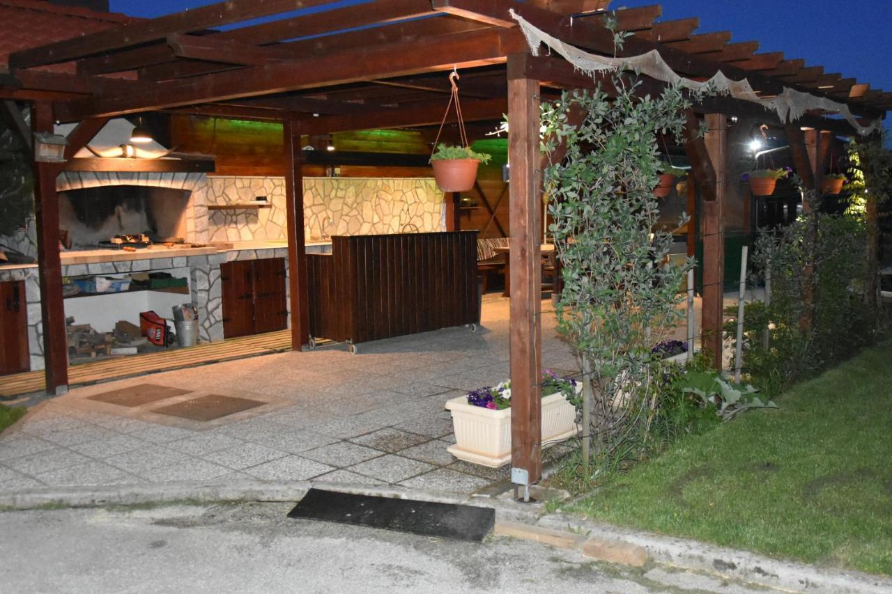 Apartments And Rooms Kod Eli Равна Гора Екстериор снимка